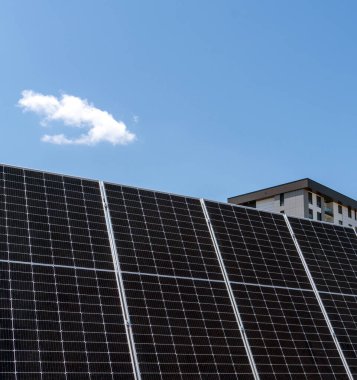 Büyük endüstriyel güneş panelinin düşük açılı görüntüsü