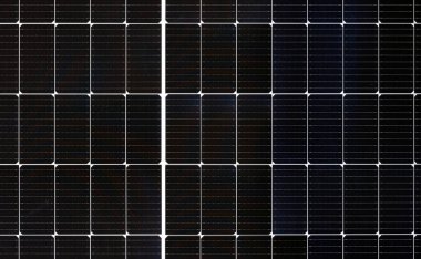 Güneş fotovoltaik siyah panelinin ön görünümü