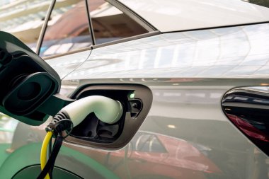 Elektrikli arabaya takılan EV şarj prizinin çapraz görünümü