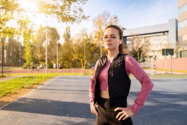 Spor salonunda ciddi bir bayan sporcunun portresi.