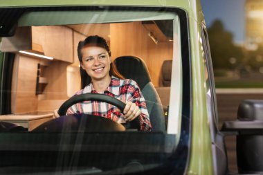 Genç yetişkin bir kadın eğlence aracı kullanıyor.