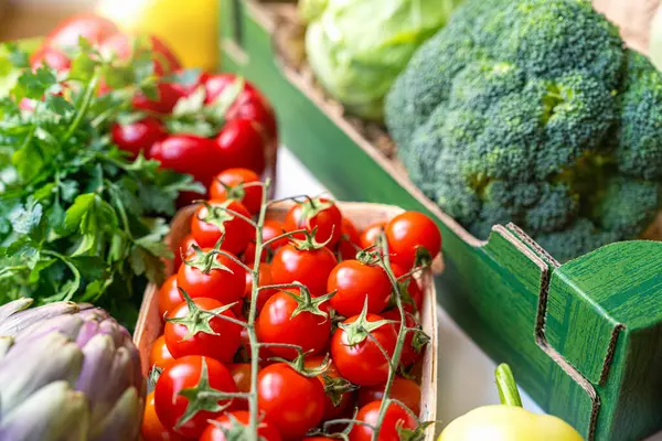 Çiftçi pazarından çeşitli sağlıklı sebzelerin yakın çekimi.