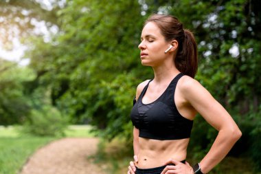 Kararlı bayan sporcu zihinsel olarak antrenman için hazırlanıyor.