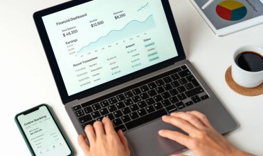 Çevrimiçi bankacılık için dizüstü bilgisayar kullanan kişinin üst görünümü