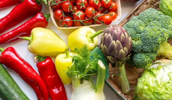 Masadaki kutularda taze organik çiftlik sebzeleri