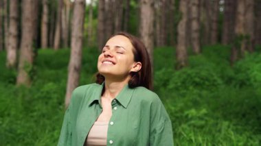Ormanda temiz hava soluyan genç bir kadın.