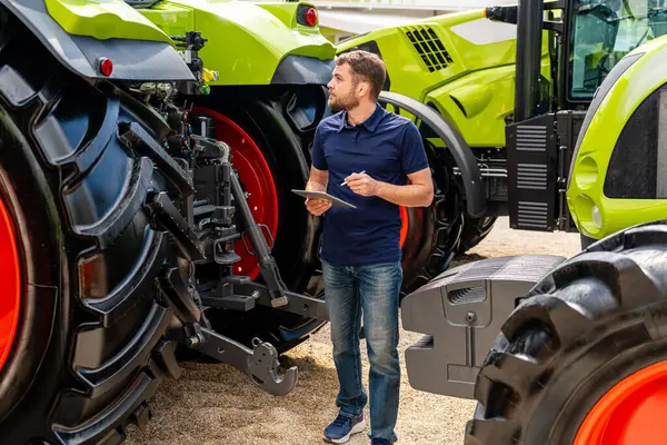 Tarım ve inşaat makinelerinde dijital tabletli bir adam