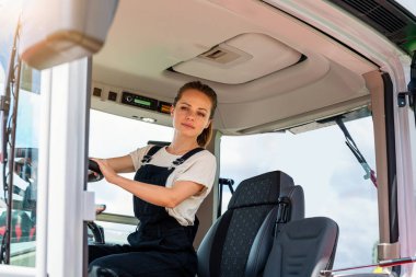 Tarım traktörü kullanan odaklı kadın çiftçi