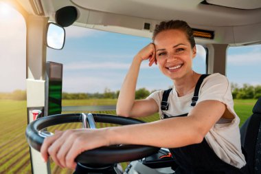 Tarımsal alanda traktör kullanan kadın tarım işçisi