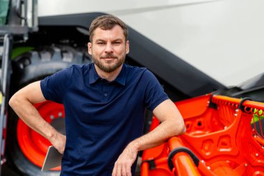 Tarım makinelerinde çalışan profesyonel bir adamın portresi.