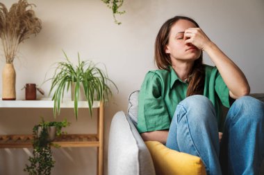 Baş ağrısı ve akıl sağlığı sorunları olan bir kadın.