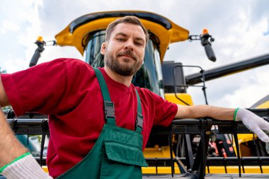 Hasat makineleri operatörünün düşük açılı portresi