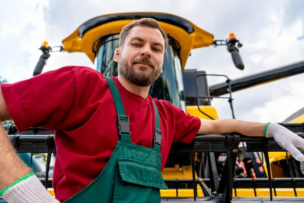 Hasat makineleri operatörünün düşük açılı portresi