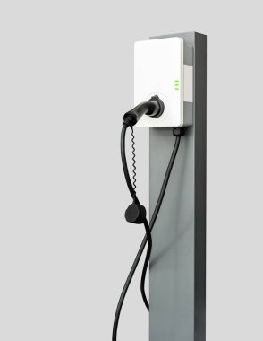 Gri arkaplanda şarj kablosu ve konnektörü olan elektrikli araç şarjı izole edildi.