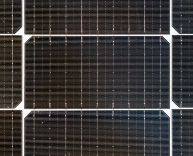 Fotovoltaik hücrelerle güneş paneli yüzeyinin kapatılması