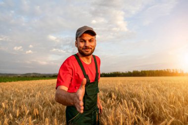 Tuğla tarlasında tokalaşarak kendine güvenen çiftçi.