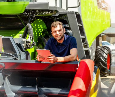 Satıcının yanında dijital tabletli modern tarım işçisi.