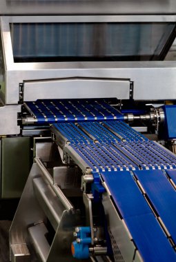 Gıda endüstrisinde otomatik mühürleme ekipmanlı üretim kemeri