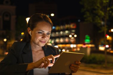 Günümüz iş kadını, dijital tablet üzerinde çalışıyor.