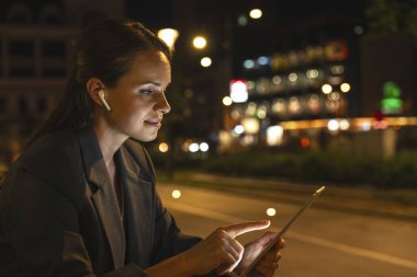 Günümüz iş kadını, dijital tablet üzerinde çalışıyor.