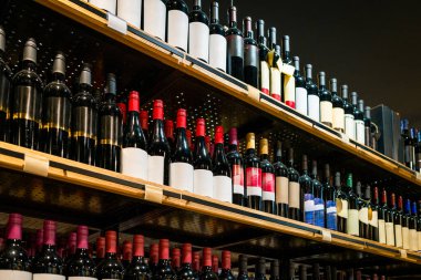 İçki dükkanının raflarındaki şarap şişelerinin düşük açılı görüntüsü