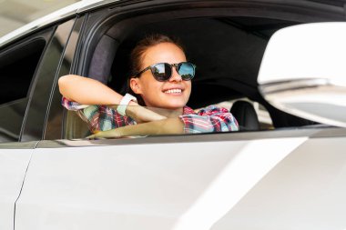 Araba galerisindeki neşeli genç bayan müşteri..