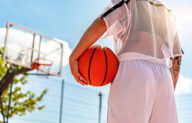 Basketbol sahasında basketbol oynayan bayan sporcu