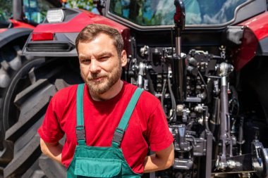 Taşrada traktörün yanında kırsal bir adamın portresi