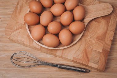 Mutfak teli ve tahta üzerinde çiğ yumurta.