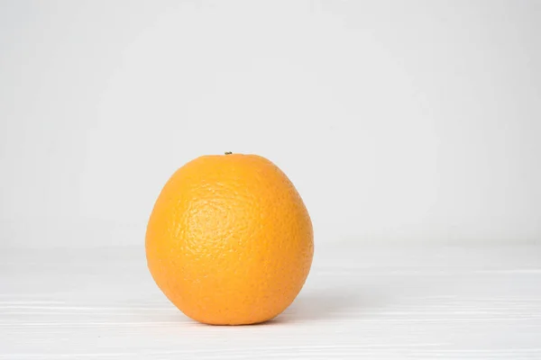 Oranye Pada Latar Belakang Putih — Stok Foto