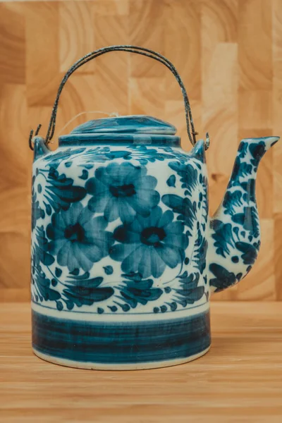 Старый Китайский Фарфоровый Чайник Зеленым Чаем Деревянном — стоковое фото