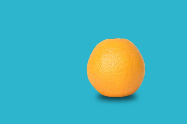 Pomarańczowy Niebieskim Tle Ścieżka Wycinania — Zdjęcie stockowe