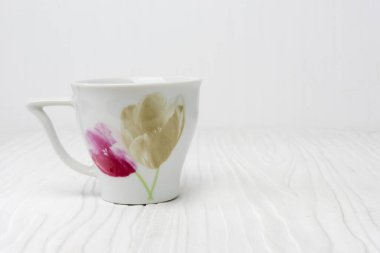 Çay bardağı beyaz tahta üzerine