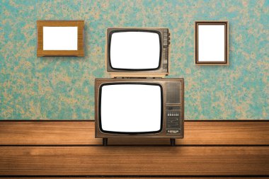 Ahşap zeminde eski televizyon ve fotoğraf çerçeveleri