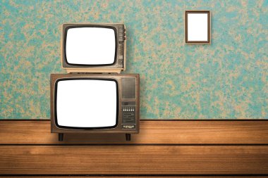 Ahşap zeminde eski televizyon ve fotoğraf çerçeveleri