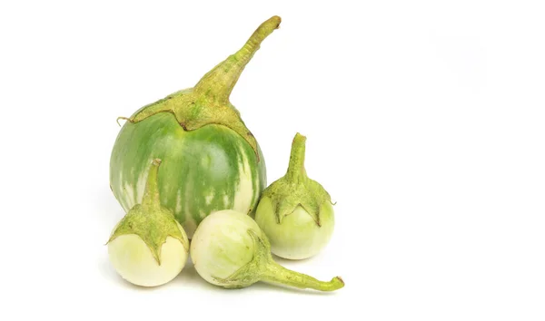 Beyaz Zemin Üzerine Taze Patlıcan — Stok fotoğraf