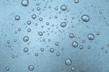 Bir renk arka plan üzerinde Su damlacıkları. mavi.