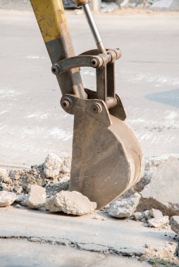 Sokakta Kazı ekskavatör Kepçe