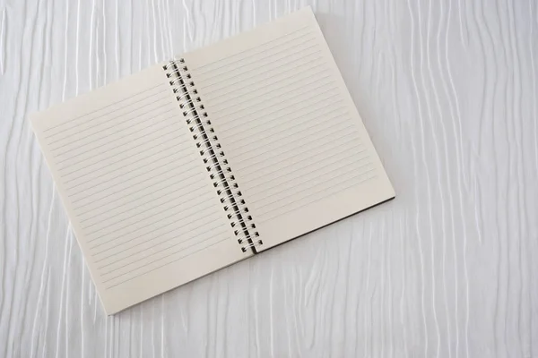 Ανοίξτε Σημειωματάριο Άσπρο Φόντο Ξύλινη — Φωτογραφία Αρχείου