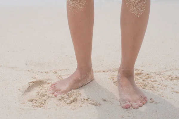 Muži Nohy Chůze Pláž — Stock fotografie