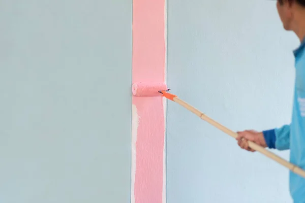 Краска Розового Цвета Цементной Стене Помощью Ролика Краски — стоковое фото