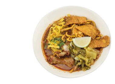 Khao Soi, beyaz arka planda Tayland baharatlı yemekleri.