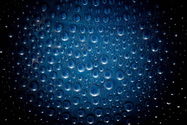 Падіння Води Синьому Фоні — стокове фото