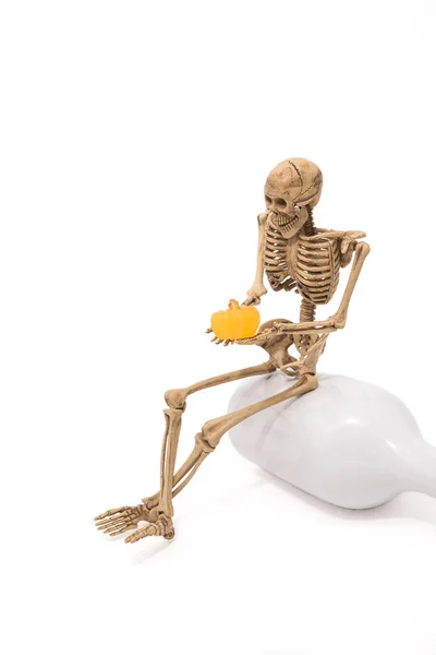 Esqueleto Sentar Garrafa Está Segurando Abóbora Isolada Fundo Branco Halloween — Fotografia de Stock