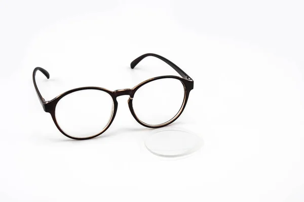 Σπασμένα Γυαλιά Που Απομονώνονται Λευκό Φόντο — Φωτογραφία Αρχείου