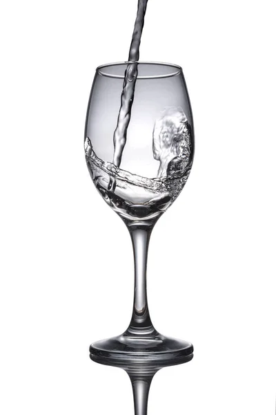 Acqua Versando Nel Bicchiere Vino Vintage Percorso Ritaglio — Foto Stock