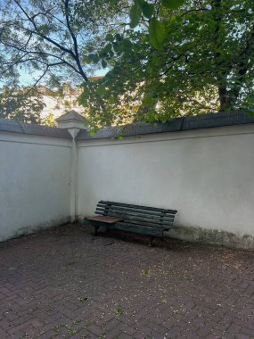 Parkın kenarındaki boş ahşap bank, bahar, Aziz Sophia Kyiv Ukrayna