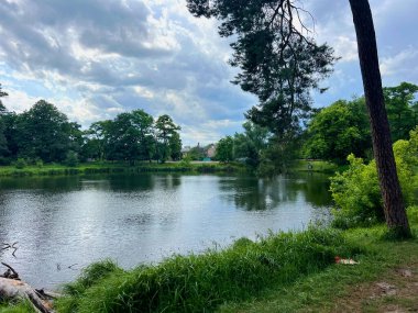 Yaz Gölü gölü bulutlu havası. Pushcha Vodytsia Bölgesi