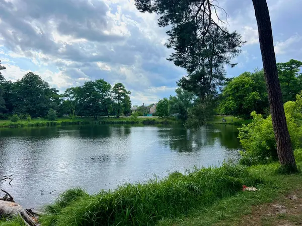 Yaz Gölü gölü bulutlu havası. Pushcha Vodytsia Bölgesi