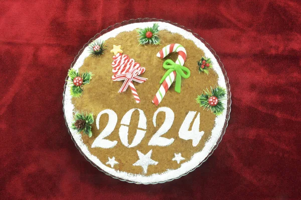 赤いベルベットのテーブルクロスの2024のためのヴァシルプスとして知られている新しい年のケーキ ストック写真